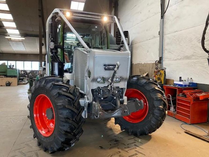Les feux et phares du tracteur font partie des équipements réglementés pour circuler sur la voie publique. Hors de question dès lors de les déplacer. Il est donc nécessaire de les intégrer dans le blindage et de les protéger efficacement.