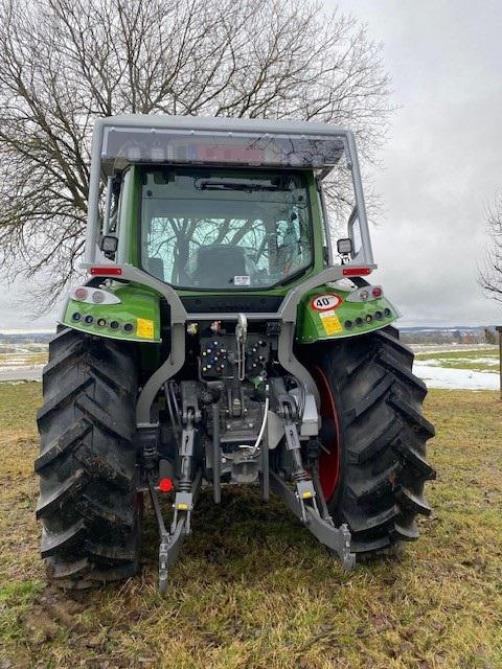 Les équipements lumineux du tracteur ne sont plus protégés par des grilles comme naguère. Aujourd’hui, cette sécurisation est assurée par du polycarbonate,  un matériau transparent résistant aux chocs et n’altérant pas l’intensité lumineuse des phares et des feux.