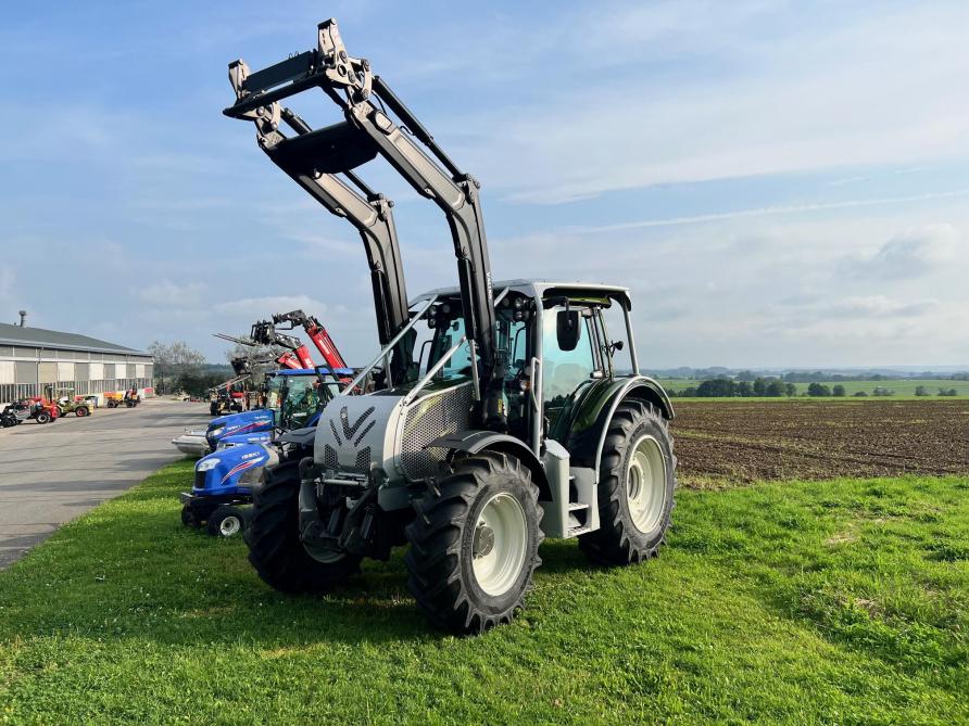 La présence d’un chargeur frontal sur le tracteur représente une contrainte supplémentaire :  le blindage doit,  en effet, permettre au chargeur de conserver toute son amplitude de mouvement tout en protégeant efficacement le véhicule.