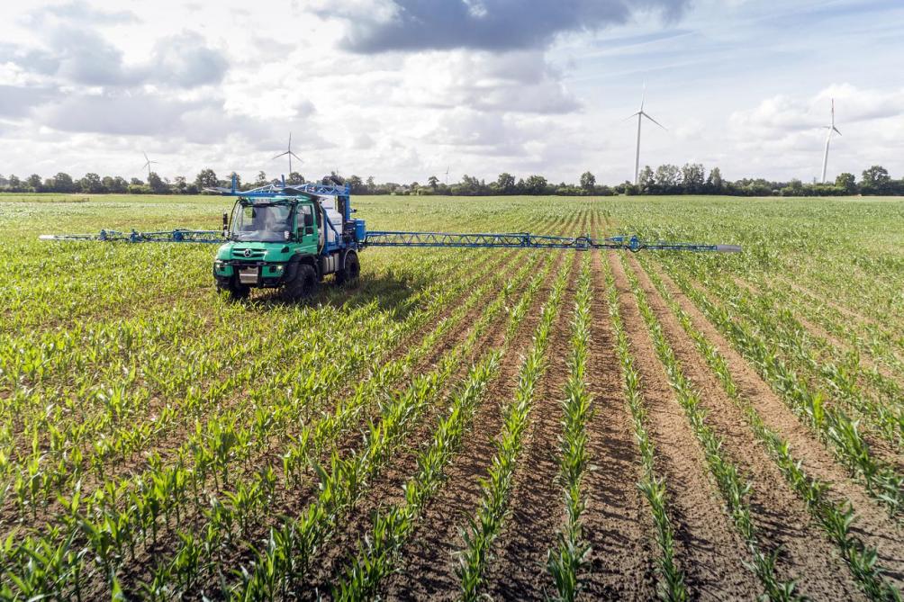 Les multiples possibilités présentes du côté de l’hydraulique et des prises de force autorisent l’usage d’un large panel d’outils agricoles.