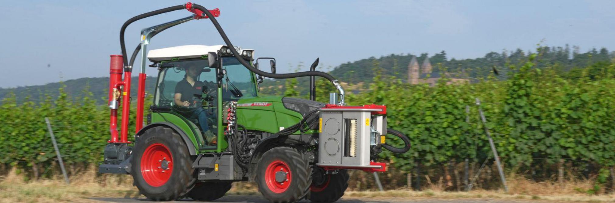 L’effeuilleuse VitiPulse combine décrochage des feuilles extérieures et élimination des capuchons floraux.