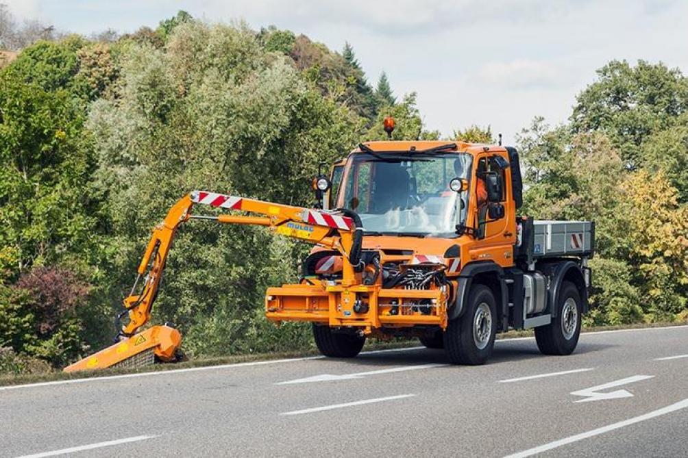Grâce à des capteurs de pression, µla tête de débroussaillage de l’épareuse MFK 500 se maintient parallèle au sol.