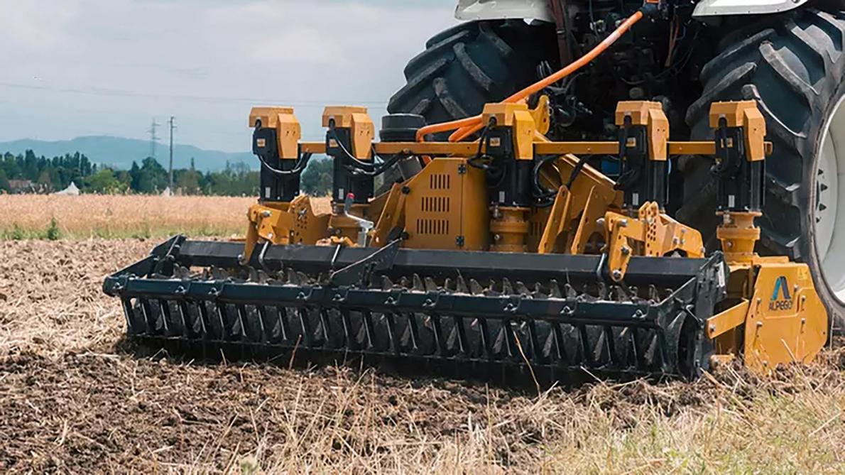 La herse rotative Alysium est animée par cinq moteurs électriques entraînant les rotors par le biais de cascades de pignons.