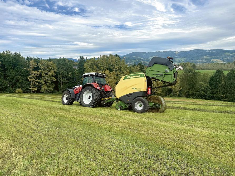 La pince développée par Krone attrape la balle et l’empêche de rouler sur les pentes.