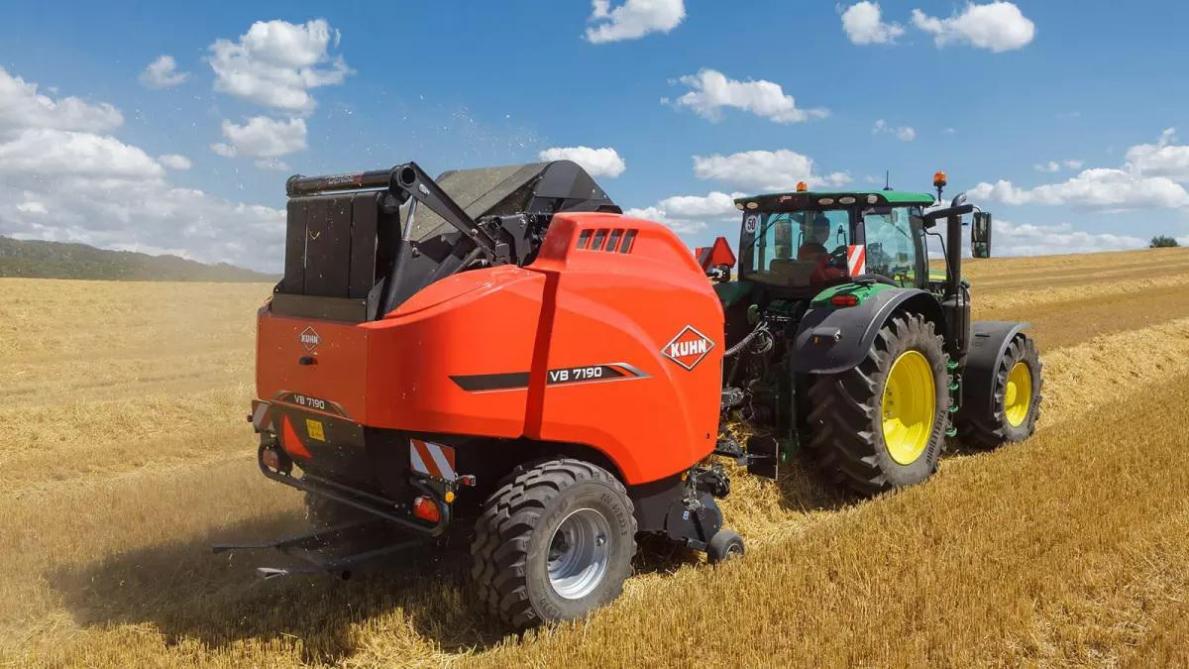 Les presses à balles rondes VB série 7100 sont les premières à intégrer la fonction Section Control  avec un pick-up automatisé piloté par gps et relevé automatiquement en bout de champ.