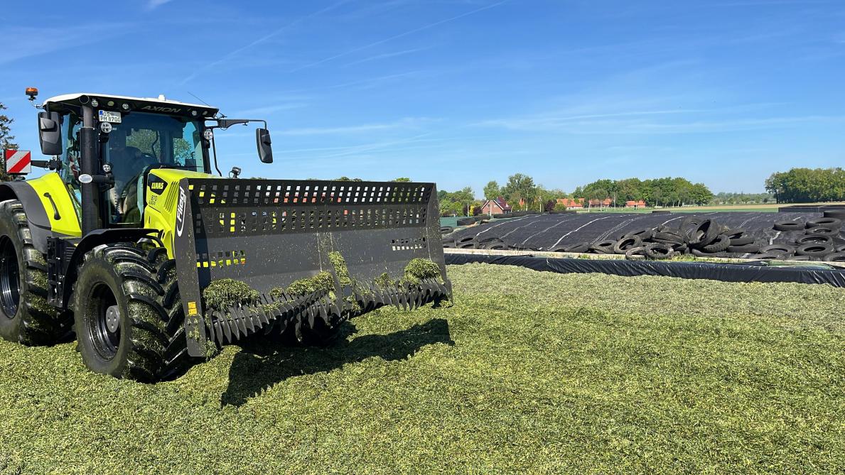 La lame-rotor  de Fliegl permet de passer du maïs à l’herbe sans changer d’outil.