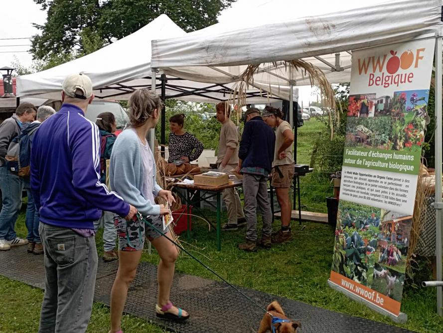 Le site comporte aussi un marché et un espace dédié aux organisations qui informent, sensibilisent et  agissent pour un autre modèle agricole.