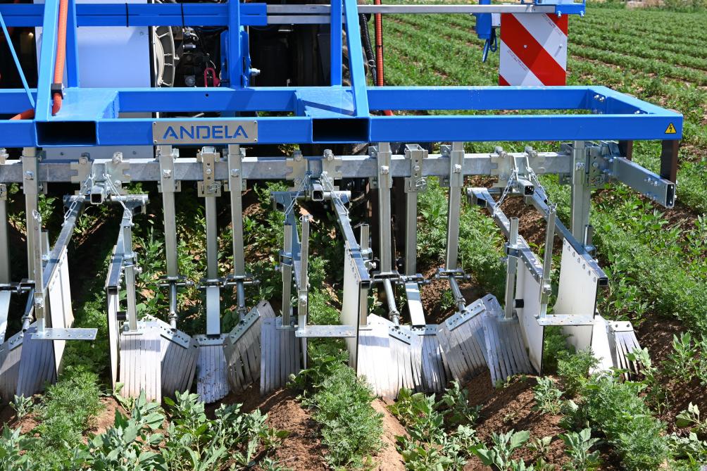 La bineuse électrique Electro-Weeder permet d’éliminer les mauvaises herbes entre les rangs à l’aide de «peignes» métalliques, alimentés par une haute tension de 9.000 V.
