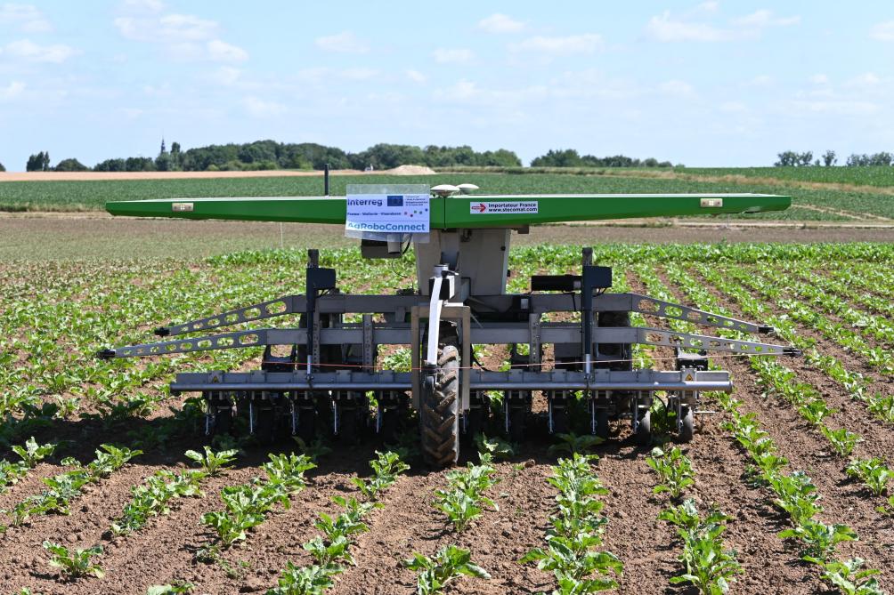 FD 20 est un robot qui combine à la fois le semis et le désherbage des cultures de manière autonome.