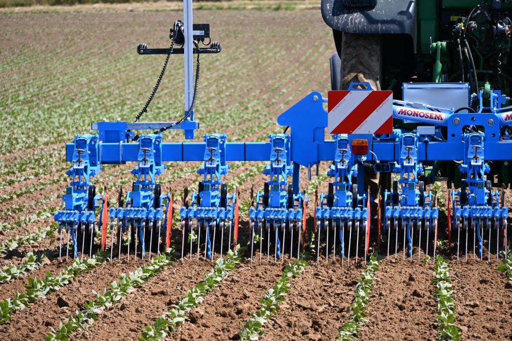 Sur la bineuse Monosem, les roues situées à chaque élément de la machine permettent notamment de supporter le poids de l’élément dans les terres plus légères.
