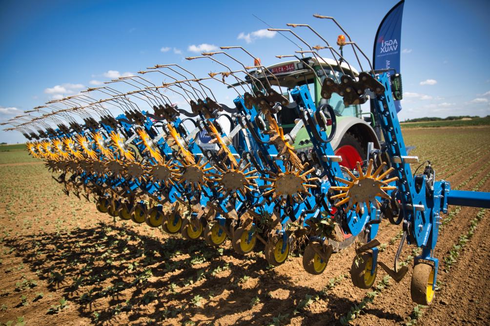 La bineuse Metis possède également un translateur SS300, le système Isobus et une console CCI pour le paramétrage ainsi que des pattes d’oies, des doigts rotatifs souples et une herse étrille. Le réglage de la profondeur de travail se réalise au moyen d’une manivelle.