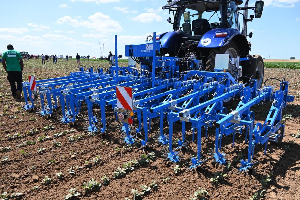 Le châssis de l’EC Weeder est supporté par deux roues et est relié à la bineuse par 2x4 bras parallélogramme qui permettent des mouvements souples et désolidarisent le tracteur de la machine.