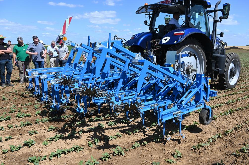 La bineuse EC Weeder est également équipée d’un terminal Isobus combiné au signal caméra CCI ainsi que d’éléments Combi montés sur roulement à billes sans entretien avec un relevage hydraulique des éléments.