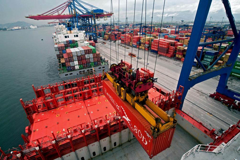 Sur le port de Santos, plus grand complexe portuaire d’Amérique du Sud, 20.000 camions par jour  acheminent des tonnes de denrées destinées au marché européen.
