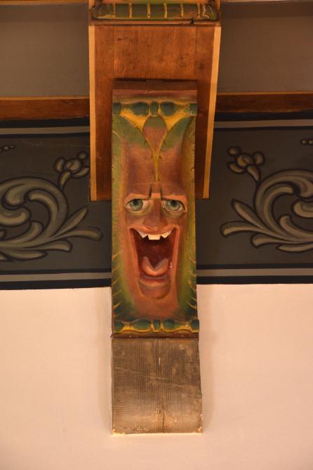 L’un des nombreux corbelets grotesques qui décorentles salles du château où seront accueillisles fromagers.