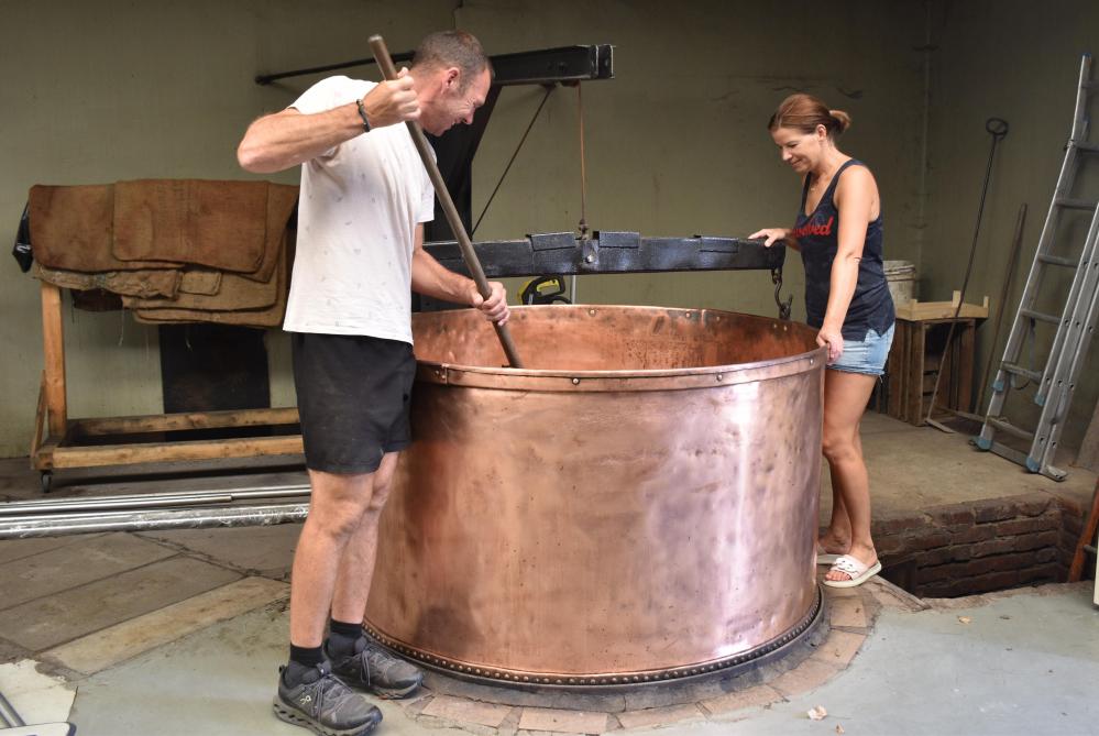 La siroperie est une affaire intime et collective. Éric, au cœur de l’ouvrage, travaille  avec son épouse Caroline, infirmière, qui se mue en siropière passionnée en pleine saison.
