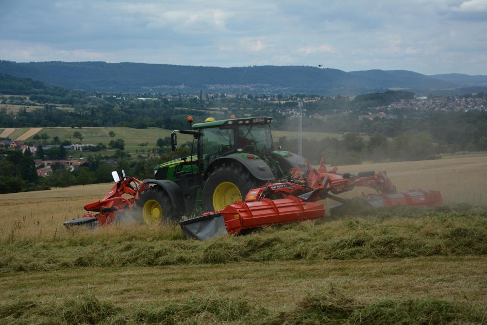 Dotée d’un groupeur à vis, la GMD 8530 RV fauche et forme les andains en un seul passage.
