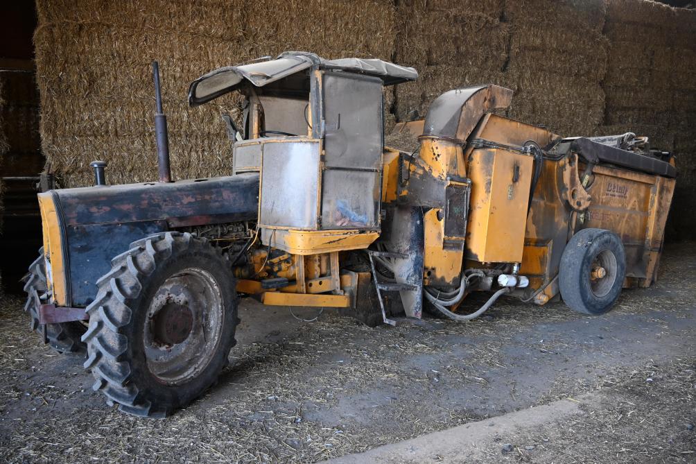 Georges Eeman, quant à lui, est très doué en mécanique. Il a notamment détourné un ancien tracteur et une mélangeuse pour en faire une mélangeuse automotrice et se faciliter la tache.
