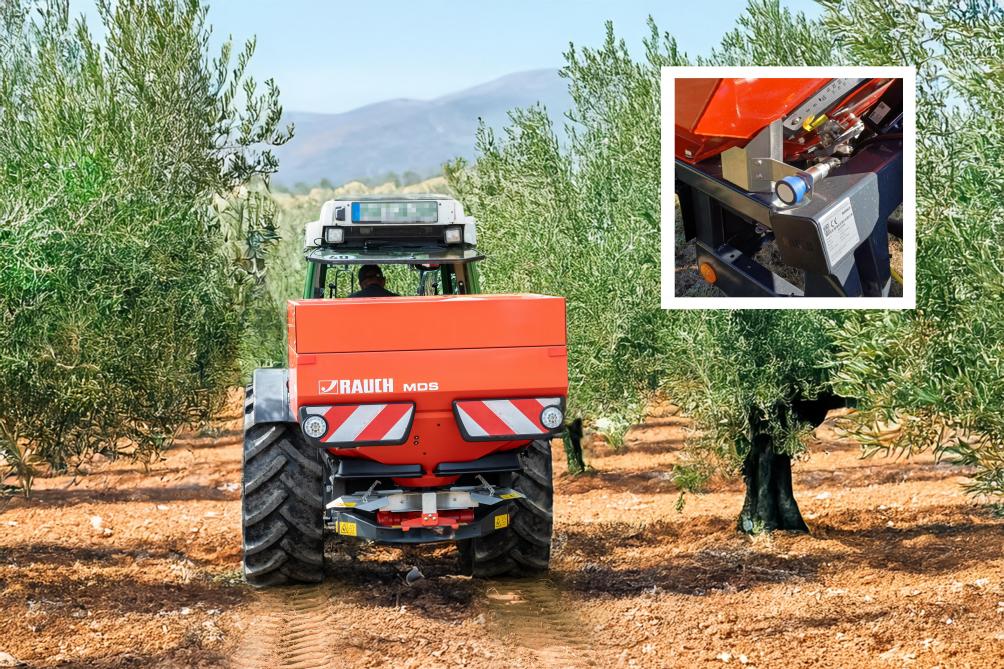 Grâce aux capteurs à ultrasons latéraux, SpotSpreading est capable de localiser chaque arbre et de ne fertiliser  que la zone racinaire de chacun d’eux, permettant des économies substantielles d’engrais dans les vergers.