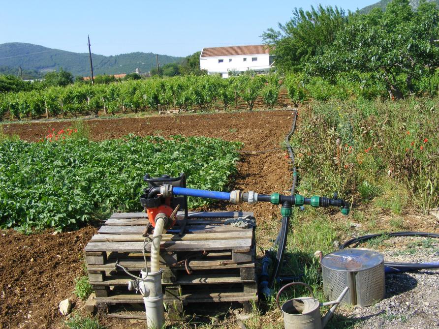 Les eaux placées en réserve peuvent être chargées en dépôts et en algues.  Une filtration permet d