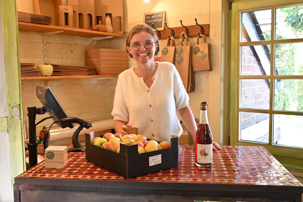 Guillaume et Aurélie tiennent également un petit magasin  dans lesquelles ils proposent de nombreux produits : caisse de pommes, jus, jus pétillant, sirop, confitures...