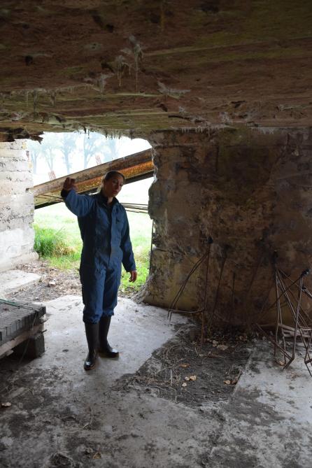 Susan Mahieu nous fait visiter le bunker de l’exploitation agricole à Hollebeke.