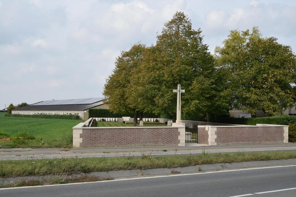 Le cimetière militaire à côté de l’exploitation agricole d’Heidi Soenen et Bart Schouteten. On aperçoit derrière la porcherie.
