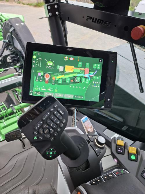 Le joystick se veut facile d’utilisation : les boutons  et fonctions associées sont aisément identifiables.  Le terminal permet de visualiser en un coup d’œil  les paramètres des différents organes de la machine.