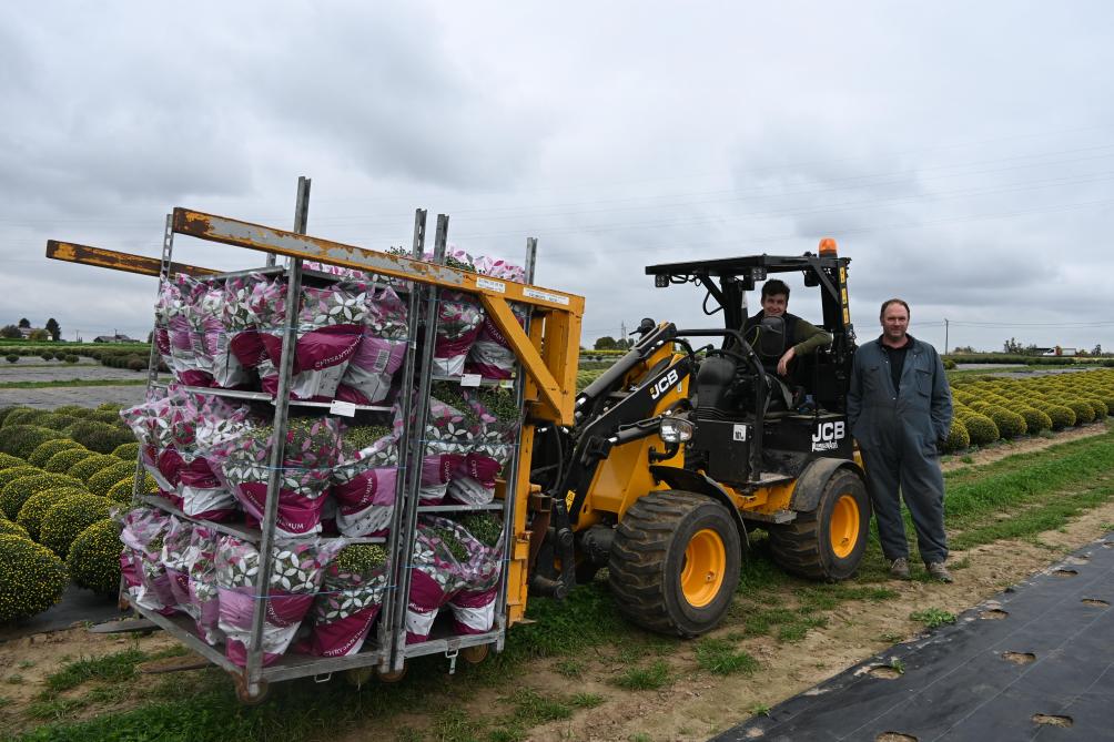 Cédric est rejoint sur l’exploitation par son épouse, Angélique, en 2001 et par son fils, Florian, en 2024.