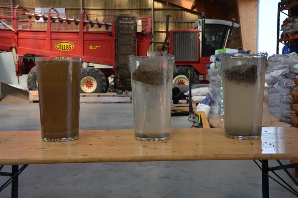 Le « slake test », aussi appelé test de stabilité structurale, permet d’évaluer la stabilité d’un sol en présence d’eau  et, indirectement, sa sensibilité à l’érosion. Dans le cas présent, le vase de gauche montre une motte  se désagrégeant rapidement, issue d’une parcelle plus sensible que les deux autres.