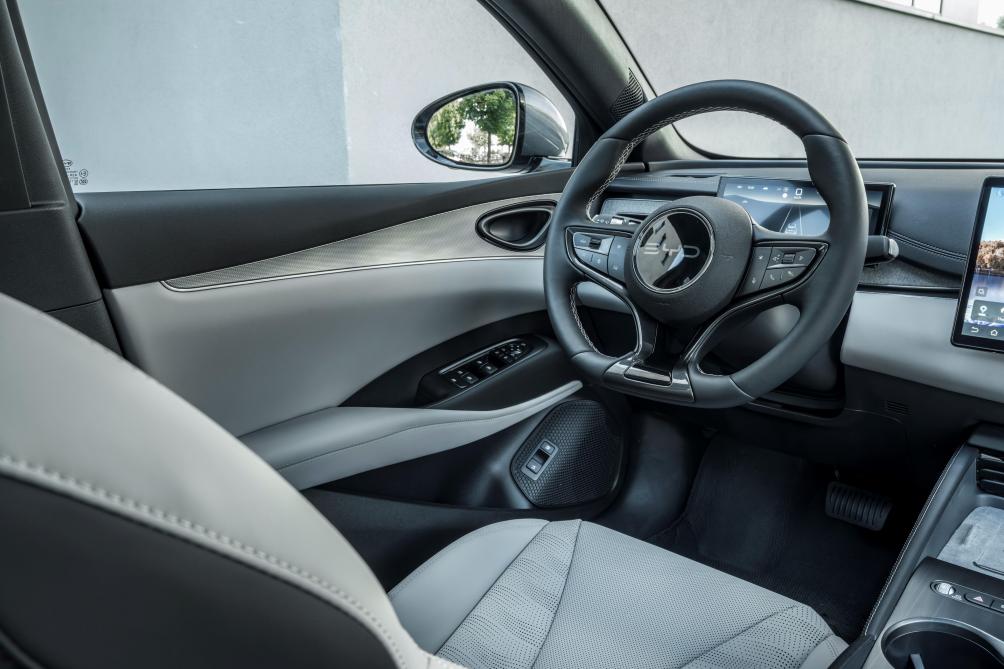 A l’intérieur, on retrouve une planche de bord épurée, des tons clairs, un grand écran central qui reprend l’essentiel des commandes  et une instrumentation numérique de 8,8 pouces.