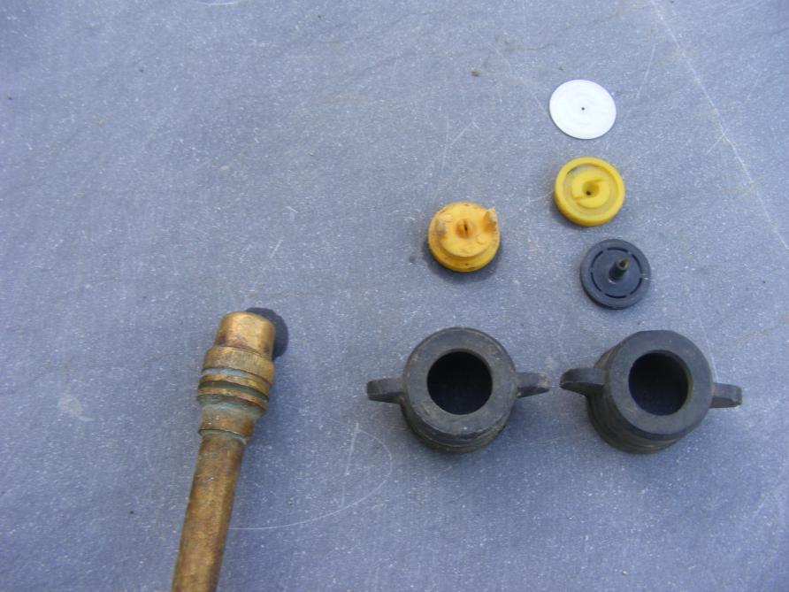 Les buses réglables montées d'origine sur certains pulvérisateurs à dos ne conviennent pas pour un usage correct  en champs. Préférons les modèles munis de buses professionnelles.