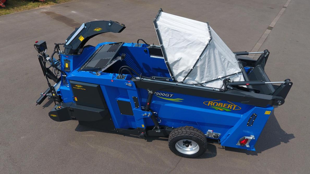 Grâce au déploiement du filet refermant le dessus de la caisse,  la désileuse-pailleuse-recycleuse est capable de produire un effet de mélangeuse.