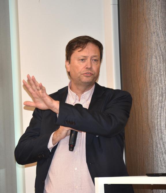 L’économiste a décrit une économie qui se tient encore debout, mais sur un sol qui s’effrite.