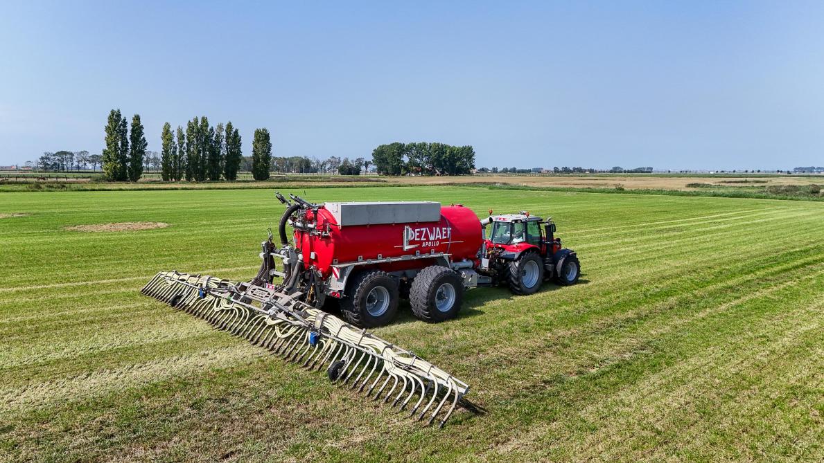 Dezwaef présente un système à double réservoir permettant d’épandre des engrais organiques et «alternatifs» simultanément.