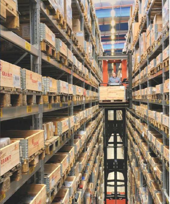 Les pièces sont envoyées à un réseau de distributeurs  au départ d’un centre logistique de 90.000 m²,  situé à Heeslingen, en Allemagne.