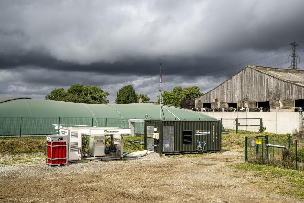 Bennamann a conçu un système de couverture des fosses à lisier permettant de capter,  purifier et stocker le méthane s’échappant naturellement à la surface de celles-ci.