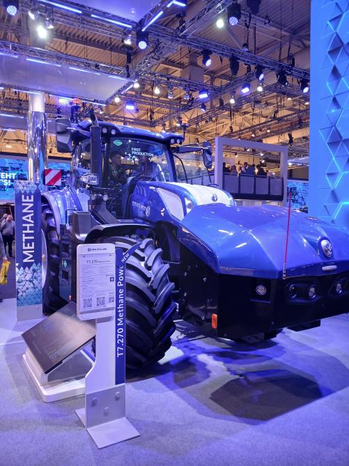 Le salon allemand Agritechnica 2025, qui s’est tenu à Hanovre du 9 au 15 novembre dernier, fut l’occasion pour New Holland de présenter la version commercialisable du T7.270 Methane Power et d’ouvrir les commandes pour ce dernier. Le moins que l’on puisse écrire est que ce fut un succès puisqu’il aura fallu à peine trois jours pour que l’exemplaire exposé soit vendu à un agriculteur allemand.