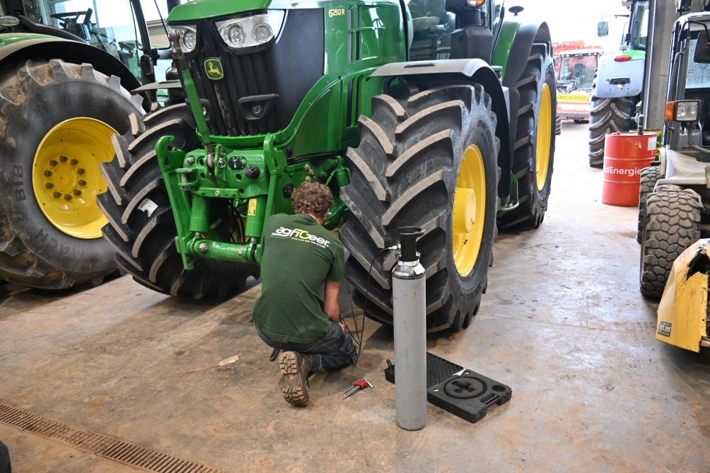 Etant encore mineur, Adrien entame une formation de trois ans, avec en première année, deux jours de cours et trois jours de travail en entreprise.