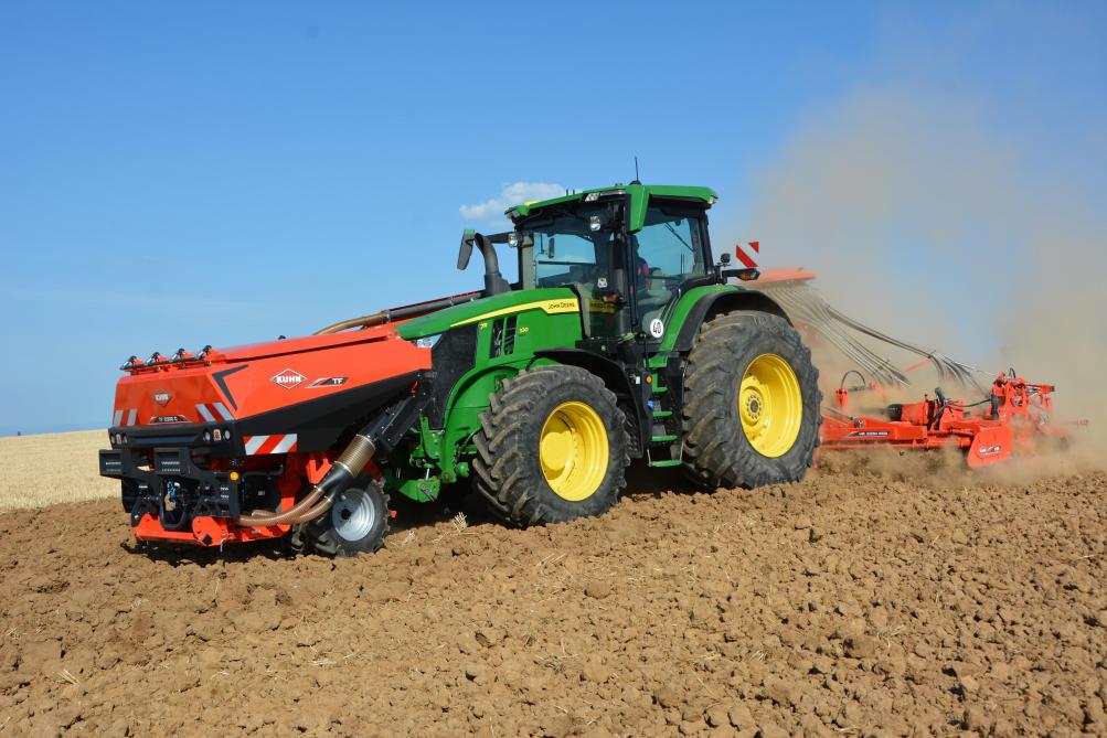 La nouvelle cuve frontale TF 2300 C affiche une capacité de 2.360 l (60/40). Elle pourra, entre autres,  être associée à un combiné de semis de 6 m embarquant la nouvelle herse rotative  HR 6030 RCS admettant une puissance maximale de 350 ch.