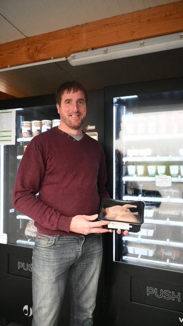Grâce à une collaboration avec plusieurs fermes,  l’éleveur distribue ses produits mais aussi d’autres saveurs locales.