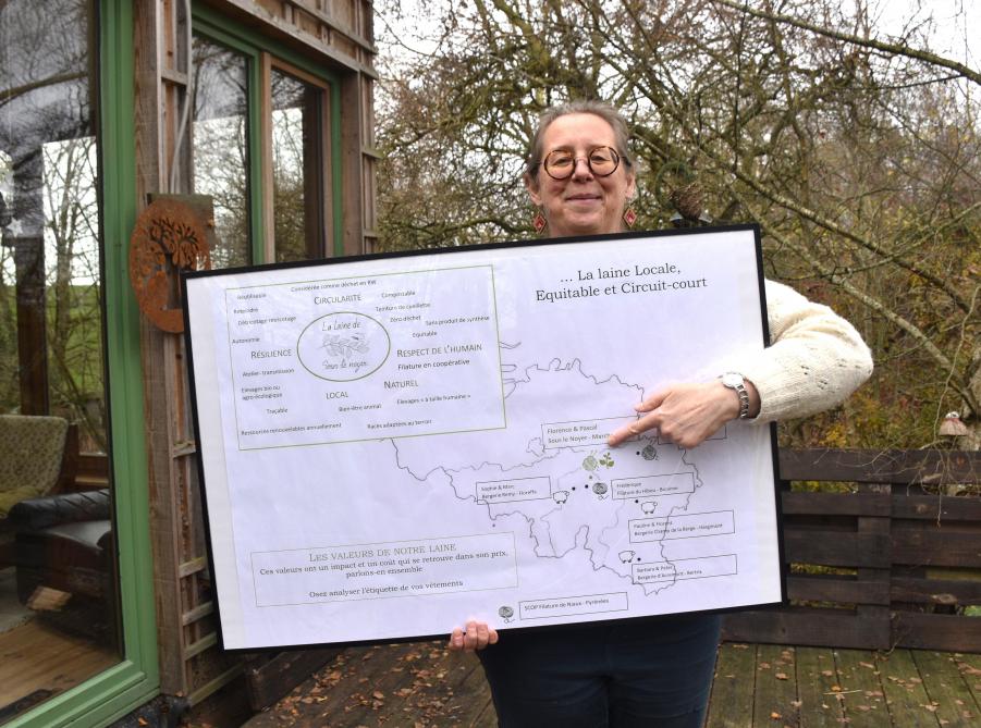 La relation avec les éleveurs est centrale. Acheter la laine directement à la source permet de connaître les conditions d’élevage, de respecter le rythme de la tonte, et de travailler une matière dont les caractéristiques sont parfaitement identifiées.