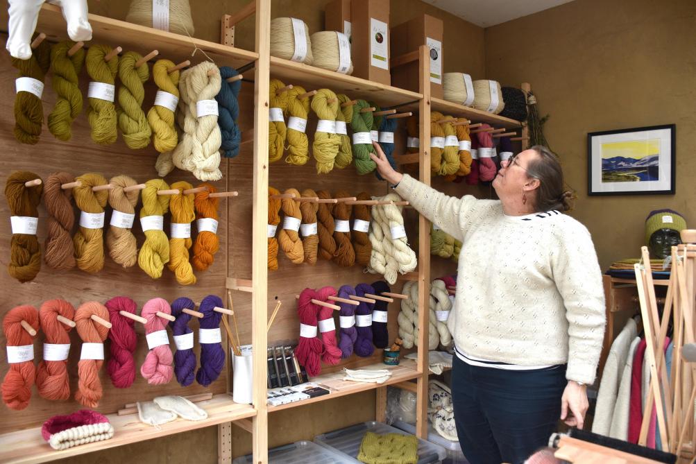 Au-delà de la production, l’atelier de Florence Momin a fait du partage des savoir-faire un pilier de sa démarche.