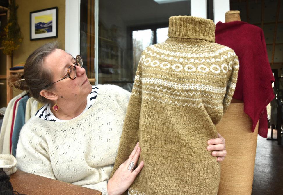 Les gilets et pulls sont réalisés en coupé-cousu à l’atelier Levada, à Fleurus, à partir de laine filée localement.  Ce choix permet de proposer des pièces à  des prix accessibles, autour de 145 €.