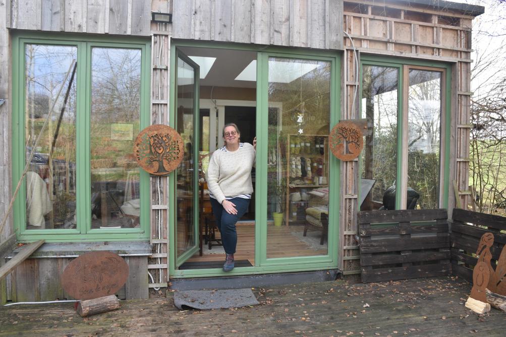 « Sous le Noyer » est aussi un petit havre de paix ouvert sur les champs dans la campagne de Fernelmont.