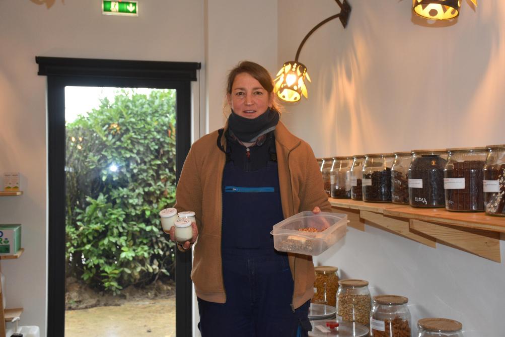 Le magasin attire une clientèle fidèle. Les habitants y viennent chercher des légumes de saison, des œufs, des fromages, mais aussi des nouvelles, des conseils.