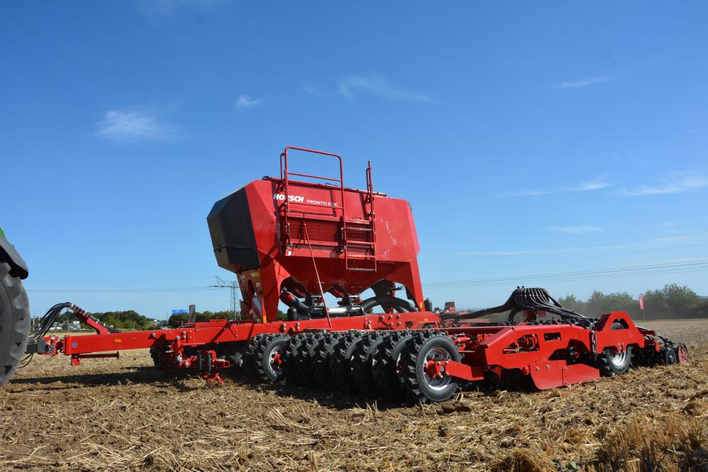 Le Pronto 9 DC peut recevoir l’élément semeur TurboDisc ou le nouveau ParaDisc, dédié aux sols lourds et pierreux.