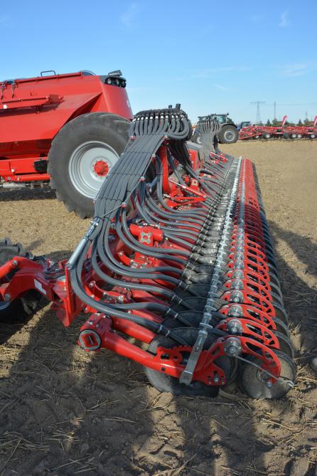 Grâce à l’élément semeur NarrowDisc, l’Avatar peut semer, pour la première fois, avec un inter-rang  de 20 cm, contre 25 cm habituellement.