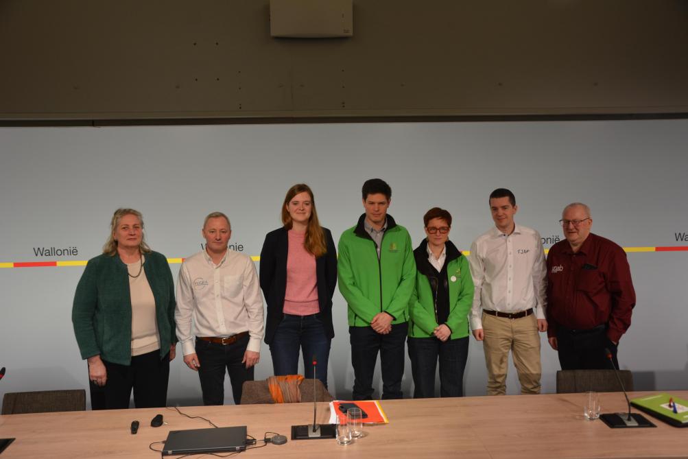 La ministre wallonne de l’Agriculture, Anne-Catherine Dalcq (au centre), et les syndicats se sont accordés sur un point crucial pour les agriculteurs: toutes les parcelles pourront continuer à être cultivées bien que moyennant des adaptations ciblées lorsqu’un risque d’érosion est détecté.