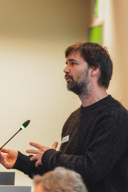 Le chercheur Tom Cornu vet montrer montrer  que les soins verts ne sont pas une singularité belge, mais l’expression locale d’un mouvement plus large reliant environnement et santé publique.